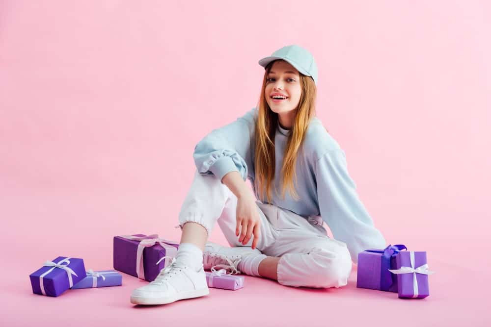meisje tussen ingepakte cadeaus