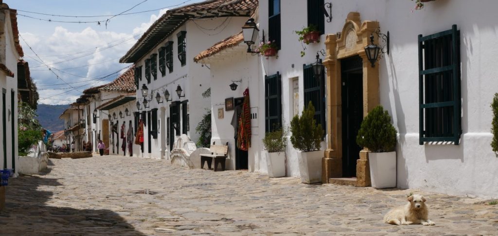 zicht op de straatjes van Villa de Leyva, Colombia