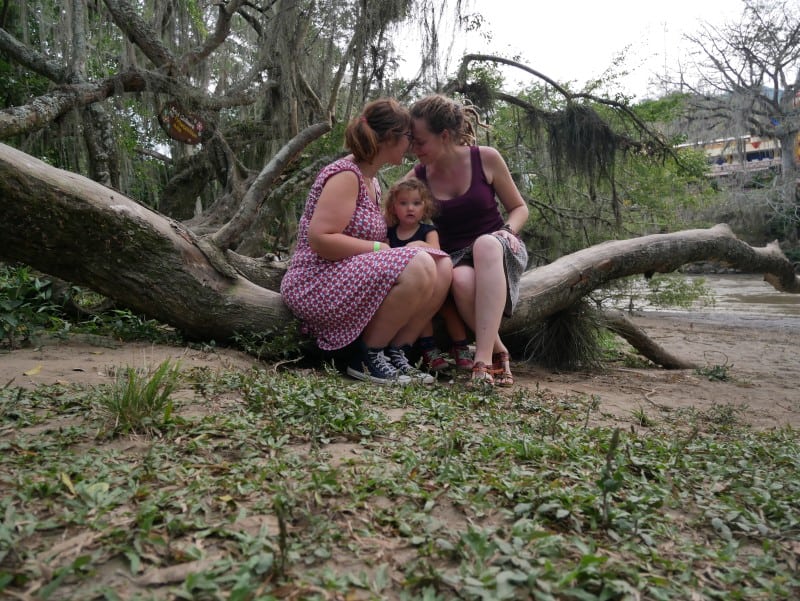 kath, babs en Norah in het bos in San Gil, Colombia