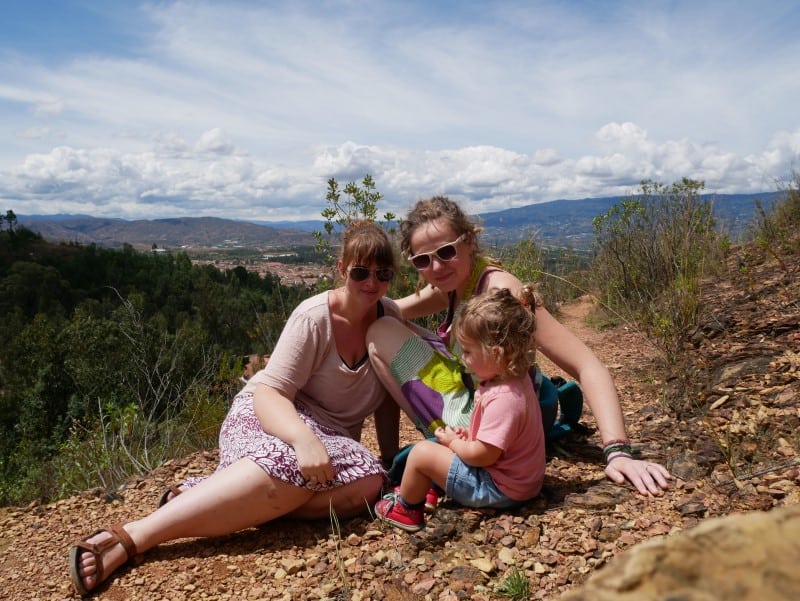 de Mums on FlipFlops op wandeling in Villa de Leyva, Colombia