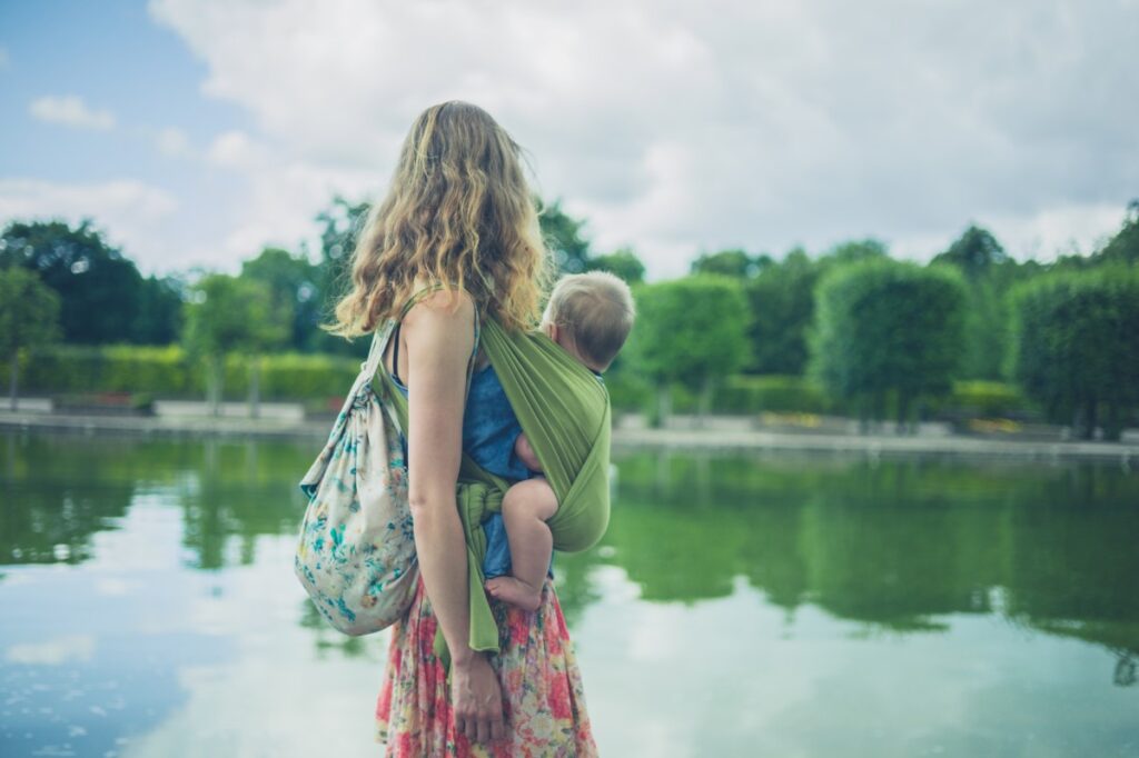mama met haar baby in de beste water draagdoek